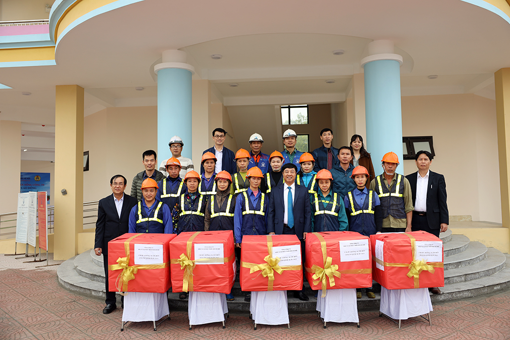 Lãnh đạo HANDICO thăm và chúc tết người lao động trên công trường thi công Trường mầm non Vĩnh Quỳnh